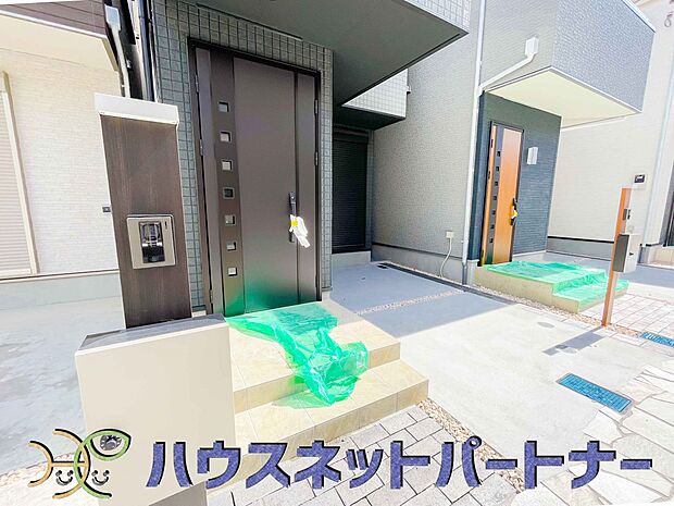 玄関の扉を開けるとそこは家族の待つお家。笑い声が聞こえてきそう。