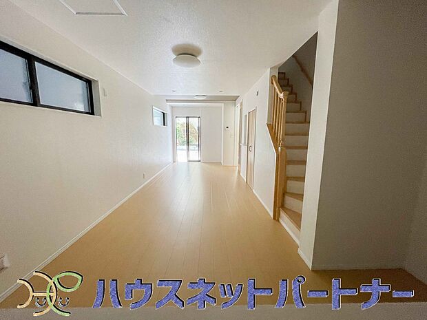 階を移動する際にリビングを通る、リビングイン階段。自然なかたちで家族が集まるため、お子様の個室が1階や3階にある場合でも、毎日の挨拶や会話が増えやすくなります。