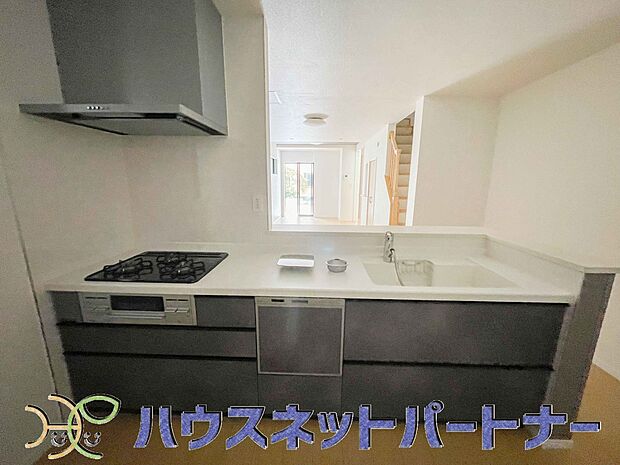 ビルトイン食器洗乾燥機完備。家事のお手伝いをしてくれる奥様の味方です。食器を洗っている間にお掃除など、様々なシーンで家事の時短に役立つ食洗機。省スペースのビルトインタイプを採用致しました。