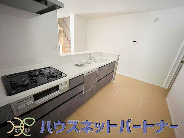 三口コンロで料理の幅を拡げてくれる使いやすいシステムキッチンを採用。洗い場も大きいので野菜や食器を洗ったりする際にも捗り、奥様の強い味方となってくれるはずです。