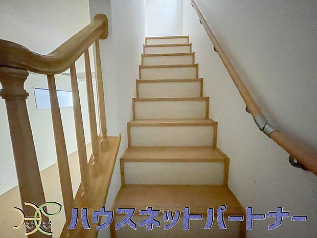 手すりがないと階段の昇り降りで危険なことはもちろん、壁に手をつきながら歩くことで壁紙が汚れやすくなります。すべての方に安心して昇り降りしていただくため、手すりを設置しました。