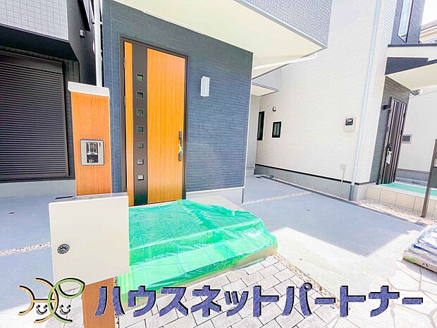 玄関の扉を開けるとそこは家族の待つお家。笑い声が聞こえてきそう。