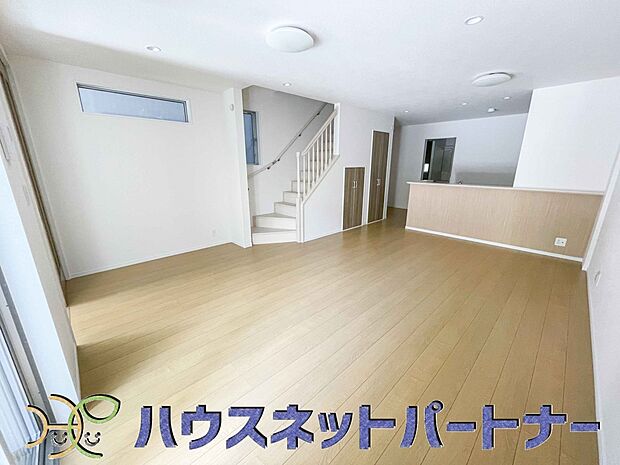 太陽の光が照らす明るいリビングは、開放感があり通風・採光に優れ、心地よい光と風が舞い込んできます。心休まるリビングは何よりも快適な時間を過ごせます。