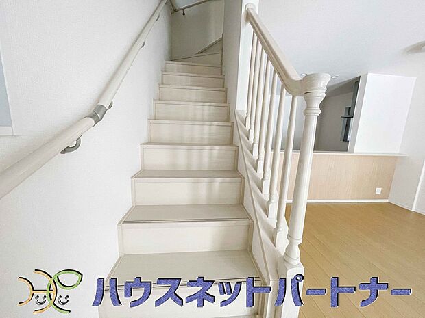 階を移動する際にリビングを通る、リビングイン階段。自然なかたちで家族が集まるため、お子様の個室が1階や3階にある場合でも、毎日の挨拶や会話が増えやすくなります。