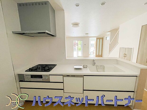 ビルトイン食器洗乾燥機完備。家事のお手伝いをしてくれる奥様の味方です。食器を洗っている間にお掃除など、様々なシーンで家事の時短に役立つ食洗機。省スペースのビルトインタイプを採用致しました。