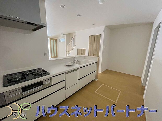 カウンターキッチンは広くて収納力もあるので、快適に料理をすることができます。食器や炊事用具を手の届くところに配置しやすいため調理もスピーディーです。