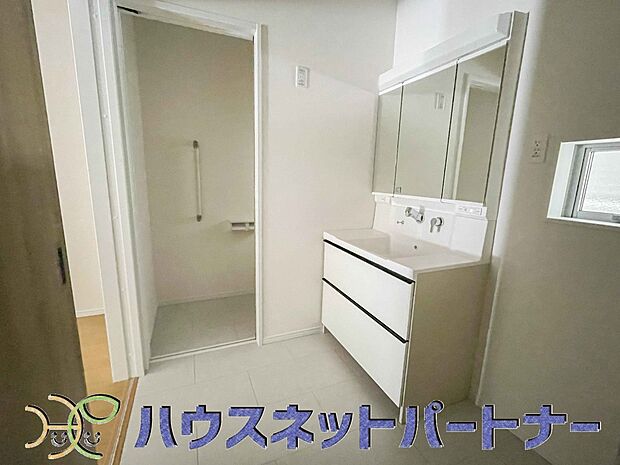 明るい清潔感のある洗面所は、鏡も大きくシンクが広々。朝の支度も楽にこなせます。