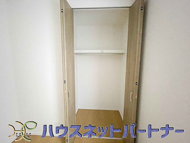 壁面クローゼットのメリットは、衣類が横一列に並ぶためひと目で洋服が選びやすいこと。衣類をたくさんお持ちの方も、限られたスペース内に無理なく収納することができます。