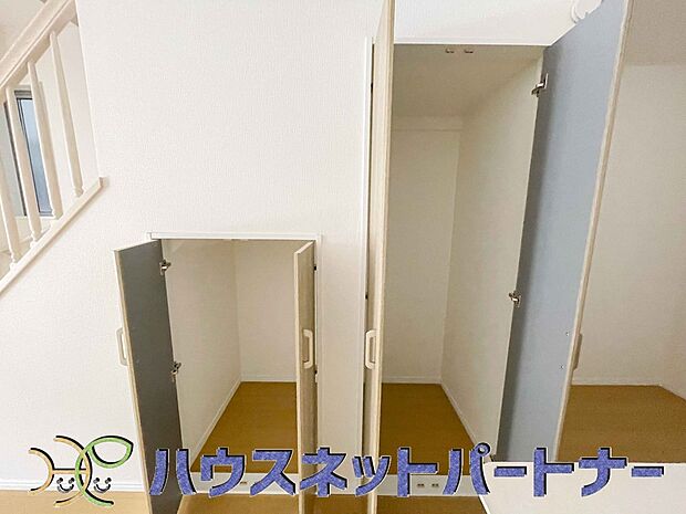 階段下は工夫された収納となっています。生活が少しでも快適に過ごせる様に工夫された造りです。
