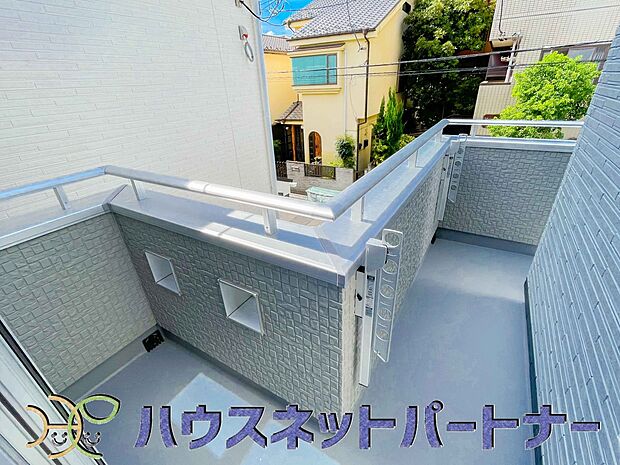 青い空が近くに感じるバルコニーは、爽やかな風をお部屋へ運んでくれます。