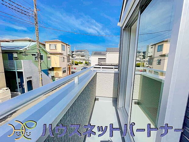 バルコニーから差し込む陽光・通風は、住環境・快適性と共に有り続ける貴重な「財産」です。この新築戸建に住まう事で手に入れるものは、きっと日常にとっても貴重な存在となるはずです。