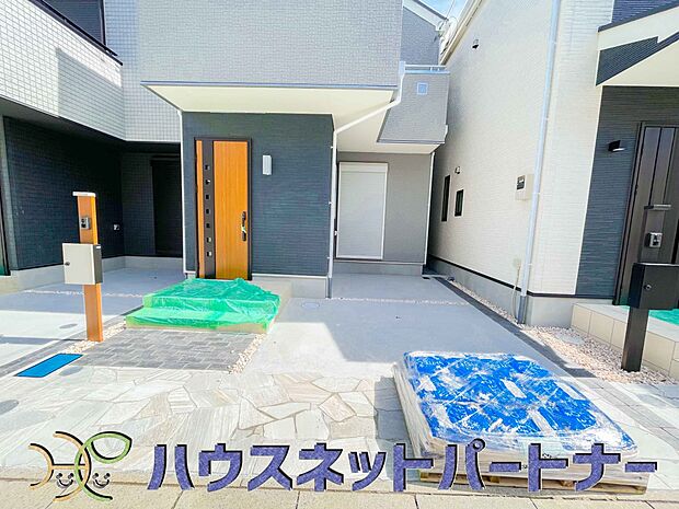 玄関横に駐車場なのでお買い物をした後は楽にお家へ。沢山お買物した時は助かりますね。