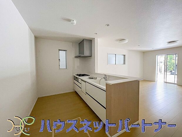 キッチン吊戸棚を無くす事によって、コミュニケーションを重視した設計に致しました。区画によって変わる一体感を、実際にご覧になって頂けましたらと思います。 