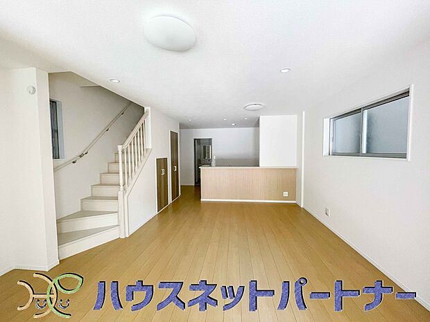 忙しい朝でも家族揃って食事をして頂ける、ゆとりある大きさのダイニングスペース。奥様の手料理をカウンター越しに受けとって頂き、テーブルで囲む素敵な時間を存分にお愉しみ下さい。