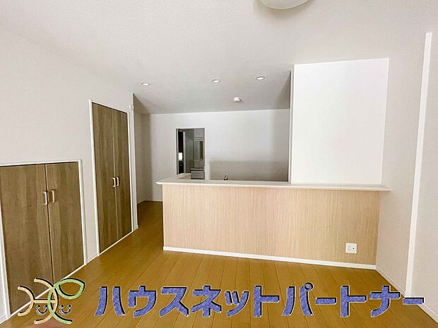 キッチンカウンターがあると配膳が楽なことがメリットの一つ。後片付けをするときも、ダイニングテーブルからあまり動かずに流し台へ運ぶことができるので便利です♪