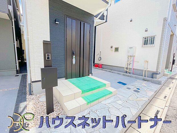 玄関前に季節のお花を置いて可愛く演出してみてはいかがですか。楽しいお家造りが待っています。