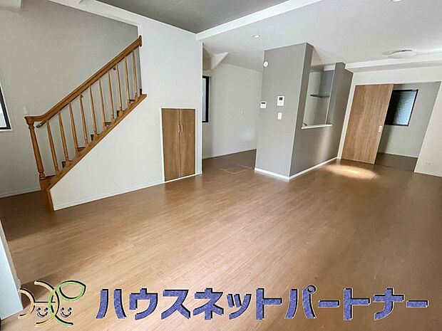 太陽の光が照らす明るいリビングは、開放感があり通風・採光に優れ、心地よい光と風が舞い込んできます。心休まるリビングは何よりも快適な時間を過ごせます。