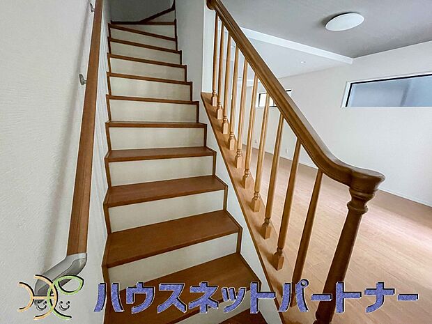 階を移動する際にリビングを通る、リビングイン階段。自然なかたちで家族が集まるため、お子様の個室が1階や3階にある場合でも、毎日の挨拶や会話が増えやすくなります。