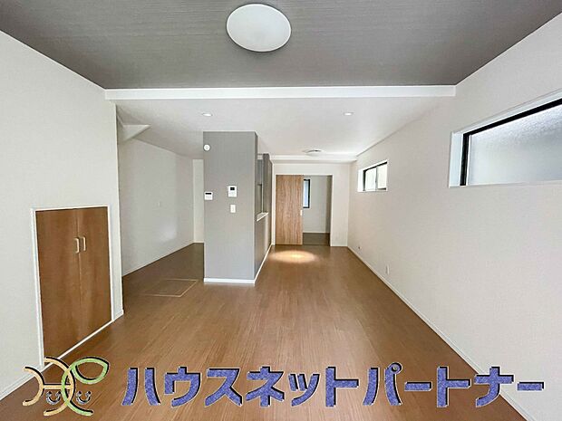 天井の中央部分を周囲より一段高くとったデザインを折上天井といいます。部屋に立体的な奥行きを生み出し、スタイリッシュな空間を演出します。天井を広く見せる視覚的効果も。