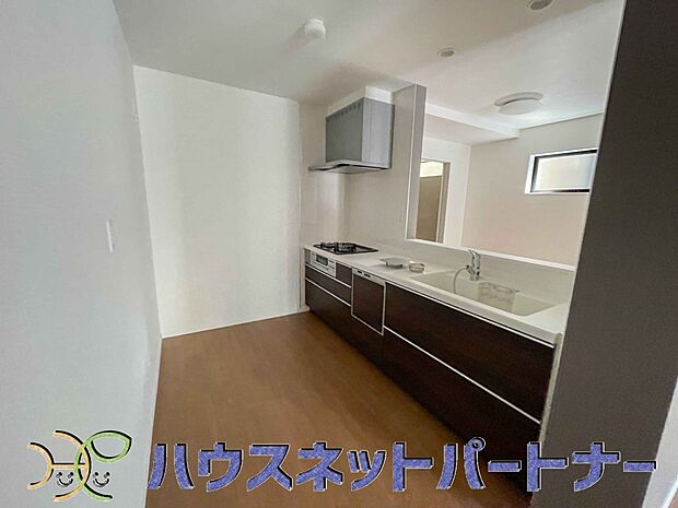 カウンターキッチンは広くて収納力もあるので、快適に料理をすることができます。食器や炊事用具を手の届くところに配置しやすいため調理もスピーディーです。