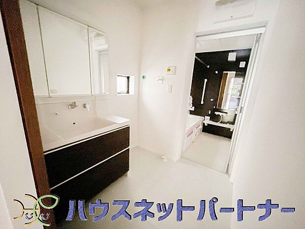 洗面室のある脱衣所は広々。脱いだお洋服をそのままお洗濯。