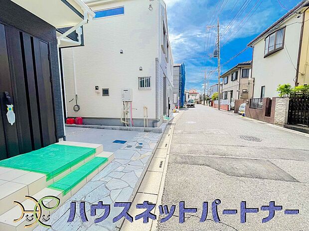 街に溶け合う美しい景観と、採光や風通しを考えて設計された間取り。近隣の視線を考え調整した窓位置など、外観だけでなく、住まうご家族の心地よさを最優先しました。