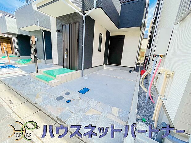 玄関横に駐車場なのでお買い物をした後は楽にお家へ。沢山お買物した時は助かりますね。