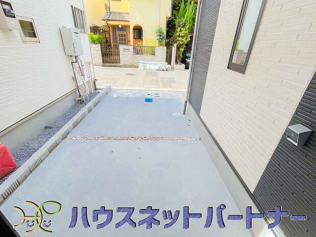 通勤や家族の送迎など、毎日の生活にマイカーが欠かせない方にとって駐車場は大事な条件。敷地内にカースペースがあれば、お出かけやお買い物の際の搬入出もらくらくです。