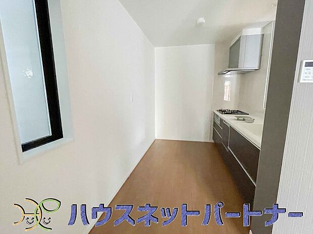 食洗機完備なので冬場の冷たい洗い物や忙しい主婦だからこそ食洗機をかけてる間に他の家事をこなすこともできちゃいますね。