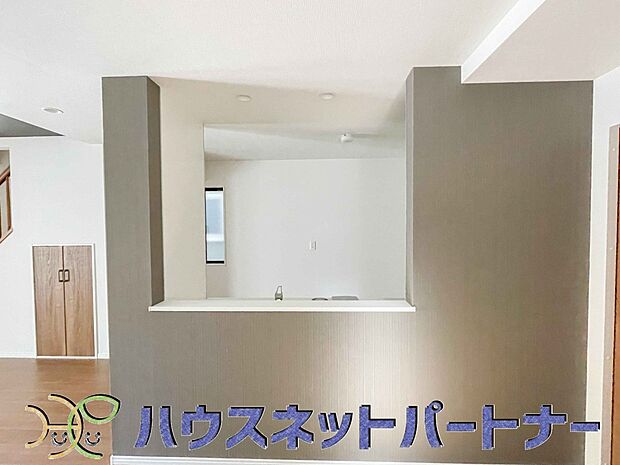 リビングは、食事スペースと寛げる場所設けてもまだ余裕の広さ。明るい光が照らしてくれます。