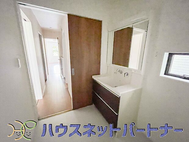 家の中でも特にプライベートスペースとなる洗面所は、洗濯場所と浴室を同じ空間でまとめております。小窓を設置しておりますので、熱気などが籠りやすい空間でちょっとした空気の入れ替えを。