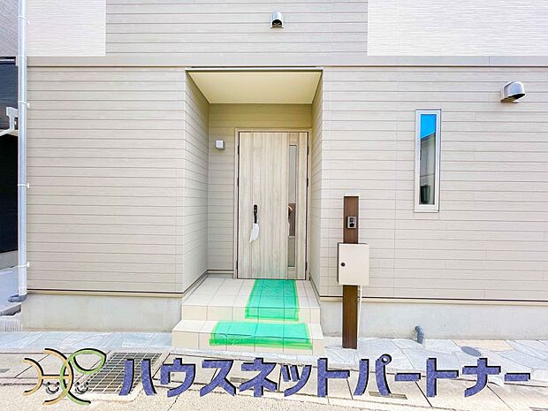 お客様も迎える玄関は高級感のある造りです。