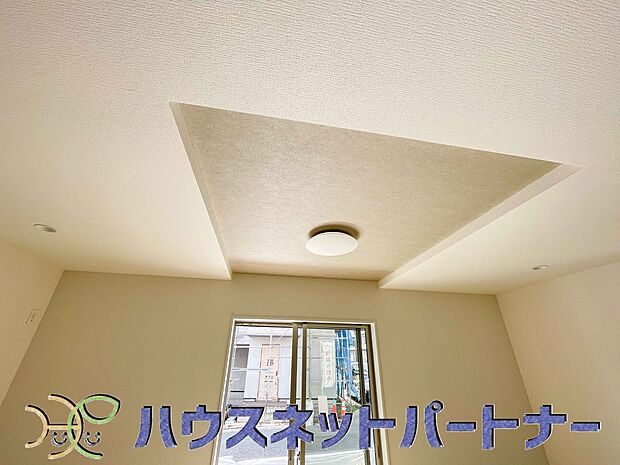 天井の中央部分を周囲より一段高くとったデザインを折上天井といいます。部屋に立体的な奥行きを生み出し、スタイリッシュな空間を演出します。天井を広く見せる視覚的効果も。