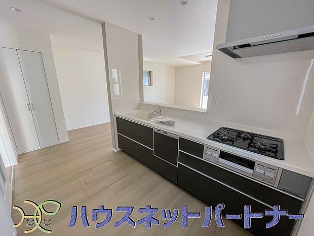 ビルトイン食器洗乾燥機完備。家事のお手伝いをしてくれる奥様の味方です。食器を洗っている間にお掃除など、様々なシーンで家事の時短に役立つ食洗機。省スペースのビルトインタイプを採用致しました。