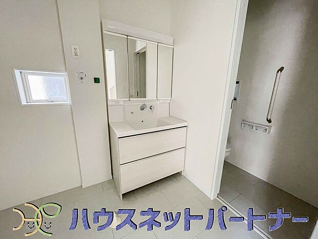 大きく見やすい三面鏡で清潔感ある洗面台は、身だしなみチェックや肌のお手入れに最適です。何かと物が増える場所だからこそ、スッキリと見映えの良い空間に拵えました。