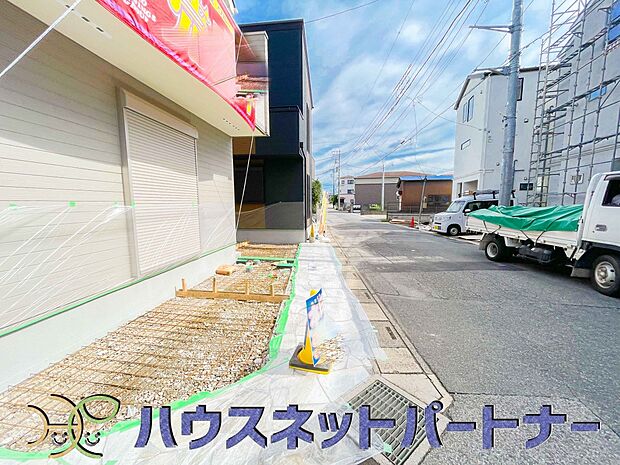 前面道路の日当たりの良い明るいお家。