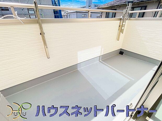 青い空が近くに感じるバルコニーは、爽やかな風をお部屋へ運んでくれます。