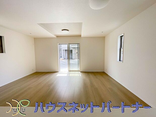 キッチン吊戸棚を無くす事によって、コミュニケーションを重視した設計に致しました。区画によって変わる一体感を、実際にご覧になって頂けましたらと思います。