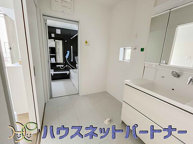 毎日使う洗濯機。しっかりと奥行きのある置き場が確保されています。