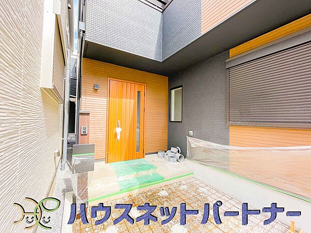 玄関の扉を開けるとそこは家族の待つお家。笑い声が聞こえてきそう。