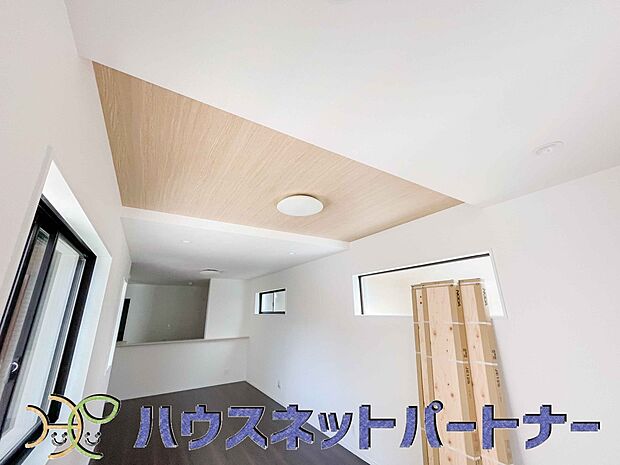 天井の中央部分を周囲より一段高くとったデザインを折上天井といいます。部屋に立体的な奥行きを生み出し、スタイリッシュな空間を演出します。天井を広く見せる視覚的効果も。