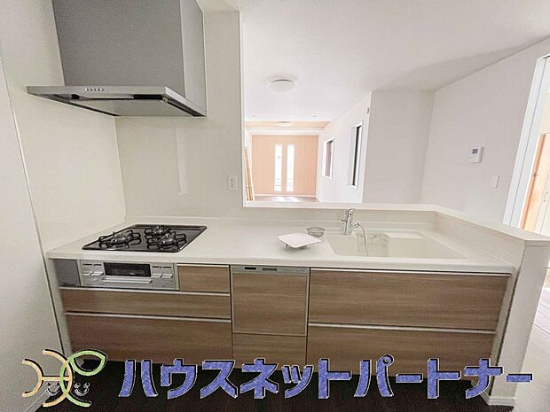 カウンターキッチンは広くて収納力もあるので、快適に料理をすることができます。食器や炊事用具を手の届くところに配置しやすいため調理もスピーディーです。