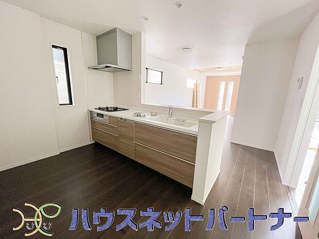 木目調のキッチンは落ち着いた雰囲気で収納もたくさん。嬉しい食洗器付です。汚れも目立ちません。