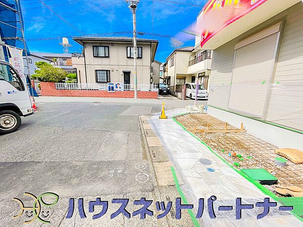 前面道路の日当たりの良い明るいお家。