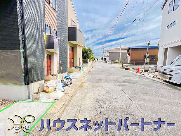 前面道路でお車を駐車するのも楽々。