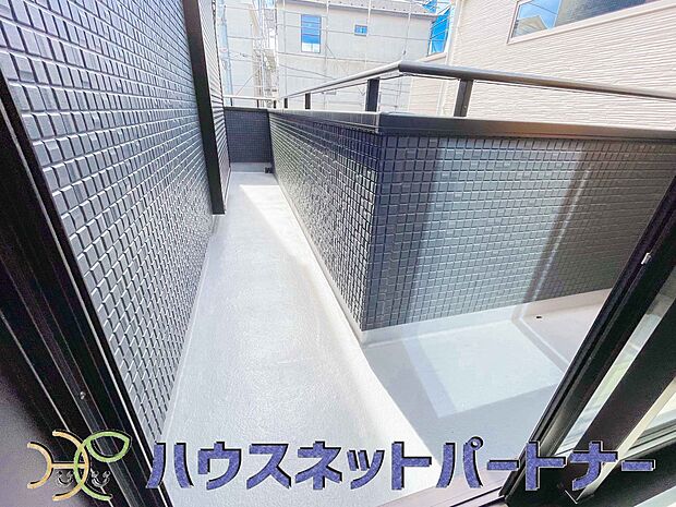 青い空が近くに感じるバルコニーは、爽やかな風をお部屋へ運んでくれます。