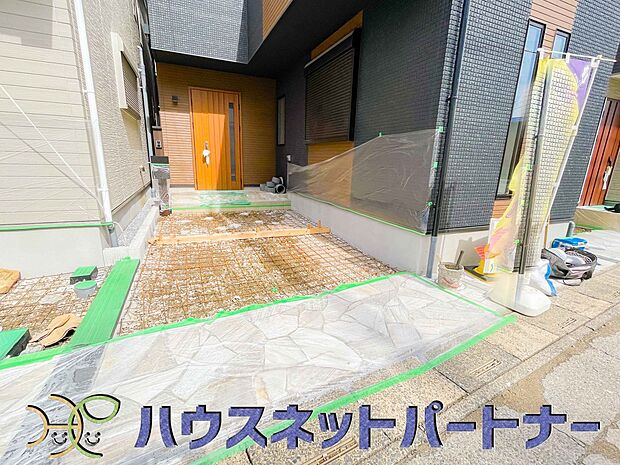 戸建ての購入を検討することになったきっかけに「駐車場を持てること」を挙げる方が多くいらっしゃいます。駐車場代金を支払続ける必要がないことは、駐車場付き戸建を持つ最大のメリットです。