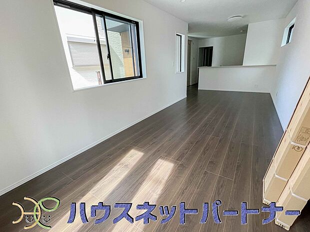 リビングは、食事スペースと寛げる場所設けてもまだ余裕の広さ。明るい光が照らしてくれます。