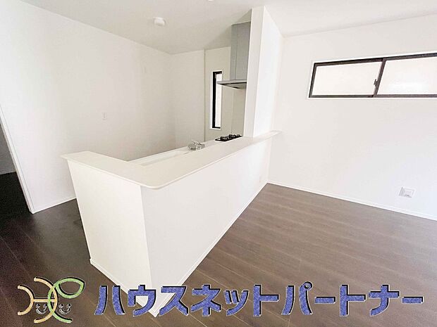 家族の様子を見ながらキッチンでお料理。一日の出来事を会話しながらの家事は嬉しいコミュニケーション。