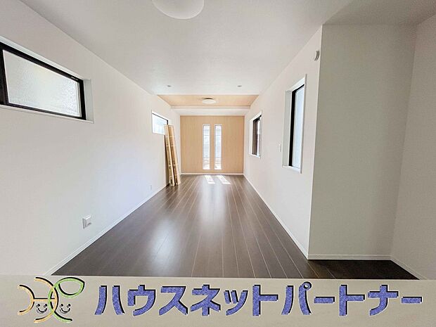 カウンターキッチンなら、リビングで遊ぶ子供の様子を見ながら料理ができるので安心です。